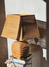 Load image into Gallery viewer, Lampada da tavolo "Pagoda" in ceramica e rafia naturale