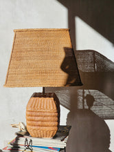 Load image into Gallery viewer, Lampada da tavolo "Pagoda" in ceramica e rafia naturale