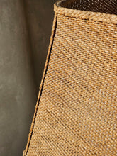 Load image into Gallery viewer, Lampada da tavolo "Pagoda" in ceramica e rafia naturale