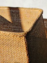 Load image into Gallery viewer, Lampada da tavolo "Pagoda" in ceramica e rafia naturale