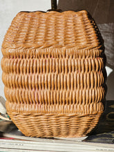 Load image into Gallery viewer, Lampada da tavolo "Pagoda" in ceramica e rafia naturale
