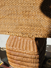 Load image into Gallery viewer, Lampada da tavolo "Pagoda" in ceramica e rafia naturale