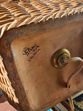 Load image into Gallery viewer, Lampada da tavolo "Pagoda" in ceramica e rafia naturale