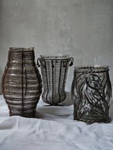 Load image into Gallery viewer, Vasi in vetro soffiato ingabbiato nel ferro battuto ruggine (acquistabili singolarmente)