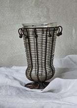 Load image into Gallery viewer, Vasi in vetro soffiato ingabbiato nel ferro battuto ruggine (acquistabili singolarmente)