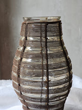 Load image into Gallery viewer, Vasi in vetro soffiato ingabbiato nel ferro battuto ruggine (acquistabili singolarmente)