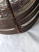 Load image into Gallery viewer, Vasi in vetro soffiato ingabbiato nel ferro battuto ruggine (acquistabili singolarmente)