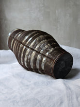 Load image into Gallery viewer, Vasi in vetro soffiato ingabbiato nel ferro battuto ruggine (acquistabili singolarmente)