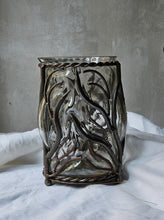 Load image into Gallery viewer, Vasi in vetro soffiato ingabbiato nel ferro battuto ruggine (acquistabili singolarmente)