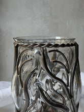 Load image into Gallery viewer, Vasi in vetro soffiato ingabbiato nel ferro battuto ruggine (acquistabili singolarmente)