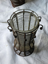 Load image into Gallery viewer, Vasi in vetro soffiato ingabbiato nel ferro battuto ruggine (acquistabili singolarmente)