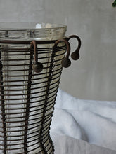 Load image into Gallery viewer, Vasi in vetro soffiato ingabbiato nel ferro battuto ruggine (acquistabili singolarmente)