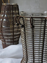 Load image into Gallery viewer, Vasi in vetro soffiato ingabbiato nel ferro battuto ruggine (acquistabili singolarmente)