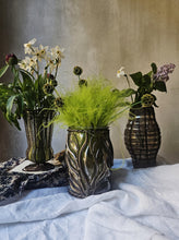 Load image into Gallery viewer, Vasi in vetro soffiato ingabbiato nel ferro battuto ruggine (acquistabili singolarmente)