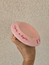 Load image into Gallery viewer, Posacenere vintage in ceramica rosa Evian