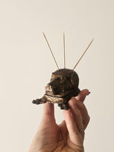 Load image into Gallery viewer, Oggetto decorativo con testa di cane