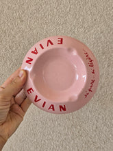 Load image into Gallery viewer, Posacenere vintage in ceramica rosa Evian