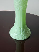 Load image into Gallery viewer, Vaso in vetro all'uranio opalino menta con decorazione floreale