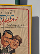 Load image into Gallery viewer, Grande poster d'epoca (prima edizione 1982) con locandina del film Victor Victoria