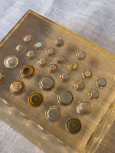 Load image into Gallery viewer, Coppia di sculture in plexiglass con inclusioni metalliche anni '70