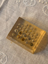 Load image into Gallery viewer, Coppia di sculture in plexiglass con inclusioni metalliche anni '70