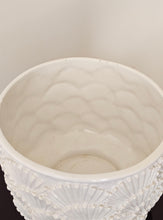 Load image into Gallery viewer, Copri vaso cachepot in ceramica smaltata bianca