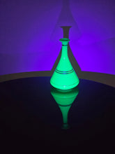 Load image into Gallery viewer, Vaso ampolla in vetro all'uranio opalino menta