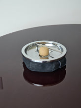 Load image into Gallery viewer, Posacenere in acciaio e pelle anni 70