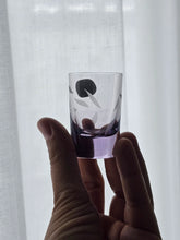 Load image into Gallery viewer, Sei bicchierini in cristallo con decorazione varia sabbiata a mano anni '90