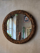 Load image into Gallery viewer, Specchio vintage artigianale in legno intagliato effetto rame