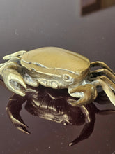 Load image into Gallery viewer, Scultura granchio in ottone