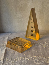 Load image into Gallery viewer, Coppia di sculture in plexiglass con inclusioni metalliche anni '70