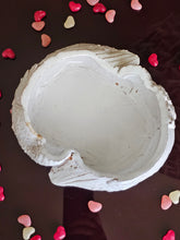 Load image into Gallery viewer, Contenitore in terracotta con due uccellini abbracciati - prodotto realizzato a mano