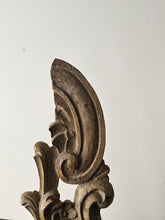 Load image into Gallery viewer, Fregio ligneo barocco con piedistallo