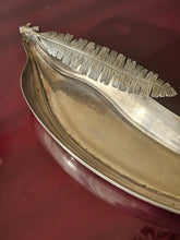 Load image into Gallery viewer, Vassoio centrotavola a forma di banana placcato argento, anni '70
