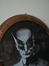 Load image into Gallery viewer, Stampa "Wolverine Baffo" con cornice rotonda d'epoca - Marvellini