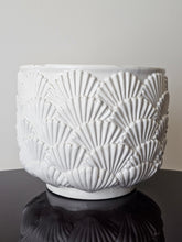Load image into Gallery viewer, Copri vaso cachepot in ceramica smaltata bianca