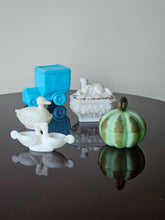 Load image into Gallery viewer, Oggetti decorativi e da tavola in vetro opalino, Francia anni '20