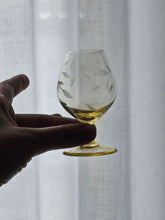 Load image into Gallery viewer, Sei bicchierini in cristallo con decorazione varia sabbiata a mano anni '90