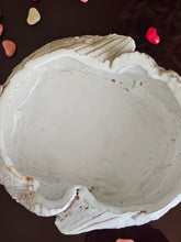 Load image into Gallery viewer, Contenitore in terracotta con due uccellini abbracciati - prodotto realizzato a mano