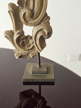 Load image into Gallery viewer, Fregio ligneo barocco con piedistallo