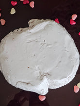 Load image into Gallery viewer, Contenitore in terracotta con due uccellini abbracciati - prodotto realizzato a mano