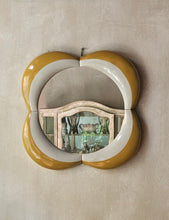Load image into Gallery viewer, Specchio in ceramica a forma di fiore anni '60
