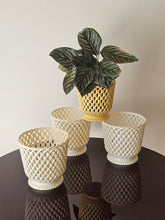 Load image into Gallery viewer, Cachepot in plastica anni '70 di provenienza francese (bianco)