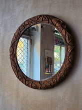 Load image into Gallery viewer, Specchio vintage artigianale in legno intagliato effetto rame