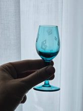 Load image into Gallery viewer, Sei bicchierini in cristallo con decorazione varia sabbiata a mano anni '90