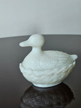 Load image into Gallery viewer, Oggetti decorativi e da tavola in vetro opalino, Francia anni '20