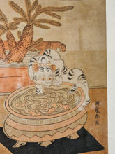 Load image into Gallery viewer, Stampa su seta con cornice "Cat and goldfish bowl" Isoda Koryusai