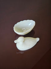 Load image into Gallery viewer, Oggetti decorativi e da tavola in vetro opalino, Francia anni '20