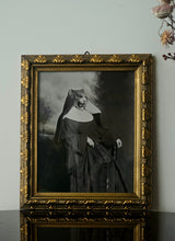 Load image into Gallery viewer, Stampa Suor Tigrotta con cornice d'epoca - Marvellini